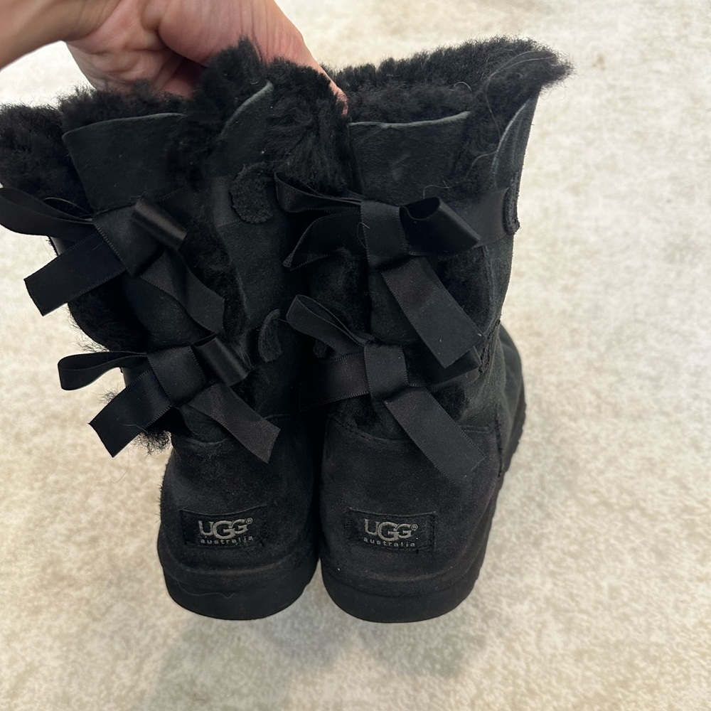 Girls UGGs Bayley bows used size 7